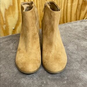 Old Navy size 9 Tan Suede Ankle Boots